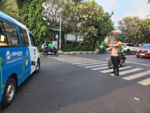 Kapolsek Johar Baru Bersama Kapolsubsektor Kayu Awet Melaksanakan Pengaturan Lalu Lintas Pagi Hari di Jalan Percetakan Negara Raya.