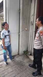 Aipda Agung Unit Samapta Polsek Sawah Besar Melaksanakan Patroli Dialogis Dan Sambang di komplek Pertokoan