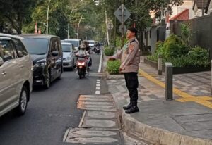 Aipda Dion Unit Sabhara Polsek Metro Menteng Melaksanakan Pelayanan Pagi Hari Jalan Agus Salim