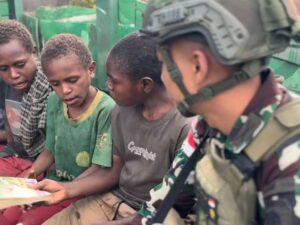 Satgas Yonif 509 Kostrad Gelar Makan Bersama dengan Anak-Anak Papua di Sela-Sela Kegiatan Belajar