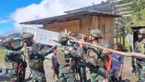 Satgas Pamtas RI-PNG Mobile Yonif 432 Kostrad Pasang Lampu Solar Cell di Distrik Dal untuk Terangi Malam Masyarakat