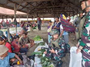 Bentuk Dukungan Terhadap Petani, Satgas Yonif 323 Kostrad Borong Hasil Mama Papua