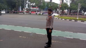 Aipda Herlyn Melaksanakan Gatur Lalin Sore Hari, Menteng Jakarta Pusat