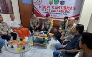 Bahas Situasi Kamtibmas Dengan Ngopi Kamtibmas Di Pos Satkamling RW 06 Kelurahan Kampung Bali