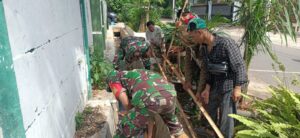 Babinsa Koramil 01/Jatinegara, Karya Bhakti Bersihkan Saluran Air