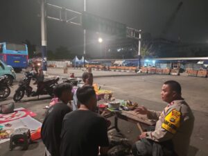 Aipda Marzuki Sampaikan Imbauan Kamtibmas Kepada Anak Anak Nongkrong Diterminal Senen
