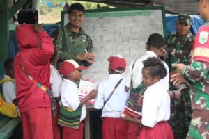 Satgaster Yonif 754 Kostrad Gaungkan Program Papua Pintar