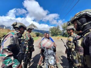 Satgas Yonif 509 Kostrad Titik Kuat Mamba Sapa Masyarakat Demi Ciptakan Keamanan di Intan Jaya