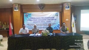 Bhabinkamtibmas Kelurahan Galur Menghadiri Undangan Rapat Sosialisasi Pemilihan Ketua LMK.