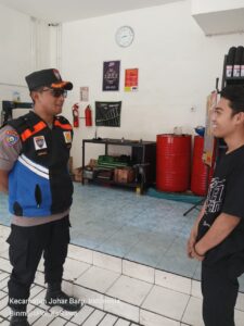 Patroli Wilayah Bhabinkamtibmas Kampung Rawa Berikan Imbauan Karyawan Planet Ban