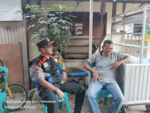 Bhabinkamtibmas Kelurahan Kampung Rawa melaksanakan kegiatan Patroli Wilayah dan Sambang Warga