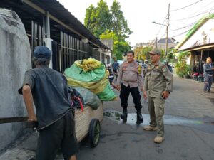 Bhabinkamtibmas Mendampingi Satpol. PP, Menindaklanjuti Pengaduan Warga Melalui CRM