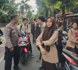Bhabinkamtibmas Monitoring Sekolah SMPN 40 Jakarta