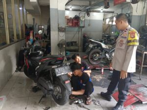 Antisipasi Kemacetan Sore Hari, Anggota Polsubsektor Petojo Lakukan Pengaturan Lalu Lintas