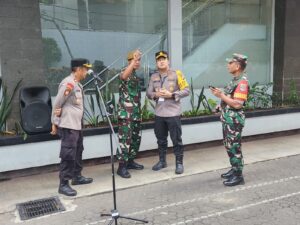 LETKOL ARH. SABDHO AJI WIBOWO Selaku Danyon Arhanud 10 di Dampingi Kompol Bayu Marfiando S.H, S.I.K, Kapolsek Metro Menteng Pimpin Apel Antisipasi Kedatangan Kunjungan Bapak Suci Paus Fransiskus di Kantor KWI Menteng Jakarta Pusat.