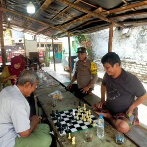 Bhabinkamtibmas Kelurahan Galur Sambang Wilayah dan Imbauan Kepada Warga