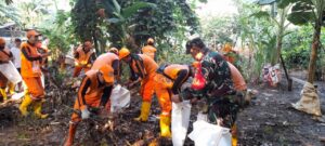 Bersama Warga Bersihkan Sampah Lingkungan