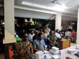Bhabinkamtibmas Kelurahan Kampung Rawa Menghadiri Undangan Rapat Sosialisasi Pemilihan Ketua LMK.