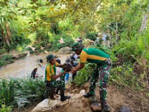 Aksi Peduli, Satgas Pamtas Yonarmed 11 Kostrad dan Warga Bahu-Membahu Perbaiki Jalan Perbatasan