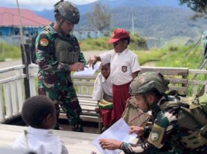 Satgas Yonif 509 Kostrad Dampingi Anak-Anak Papua Belajar Bersama