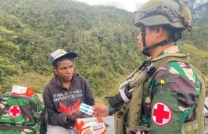 Satgas Pamtas RI-PNG Mobile Yonif 432 Kostrad Gelar Pemeriksaan Kesehatan dan Pemberian Vitamin di Distrik Dal, Nduga
