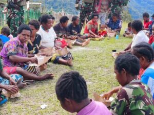 Bentuk Keakraban TK Dangbet dan Masyarakat Pedalaman Papua, Satgas Yonif 323 Gelar Makan Bersama