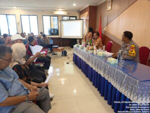 Bhabinkamtibmas Kelurahan Kemayoran Menghadiri Kegiatan Sosialisasi Pemilihan Ketua LMK Dan RW Tingkat Kelurahan Kemayoran