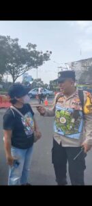 Bantu Jemaat Misa, Polisi Berkalung Denah Acara Berkeliling Di GBK