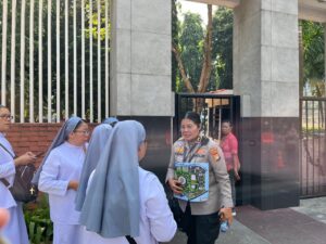 AKBP Rosiana Bantu Warga Yang Akan Melaksanakan Misa Apostolik di GBK Dengan Membawa Lay Out (Peta)
