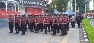 Kapolsek Metro Menteng KOMPOL BAYU MARFIANDO, S.H, S.I.K didampingi Wakapolsek Metro Menteng KOMPOL II SUTASMAN, S.H, M.H Pimpin Apel Perjalanan VIP Menuju Bandara Soekarno Hatta Bapa Suci Paus Fransiskus di Polsubsektor Thamrin Menteng Jakarta Pusat.