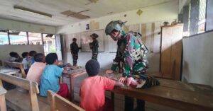 Ini yang Dilakukan Satgas Yonif 323 Buaya Putih untuk Bantu Pendidikan di Pedalaman Papua