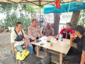 Patroli Dialogis Kapolsubsektor Cempaka Putih Barat Sampaikan Imbauan Kamtibmas Ke Warga