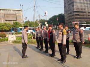 Wakasat Sabhara Kompol Sam Suharto Pimpin Apel Pengamanan Perjalanan Kepulangan Bapa Suci Paus Fransiskus Ke Bandara Soekarno Hatta di Bandung 4 Tl. Simpang Sarinah Menteng Jakarta Pusat.