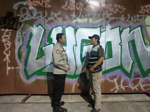 Patroli Malam Hari 1053 Samapta Polsek Metro Tanah Abang Saling Interaksi Dan Berikan Imbauan Kamtibmas Warga Di Pemukiman Jalan KS Tubun Raya