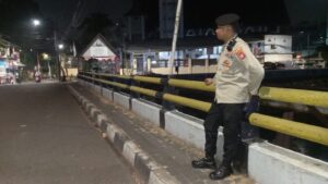 Patroli Aipda Herlyn Menjelang Pagi Rawan Tawuran Antar Warga Perbatasan Jembatan