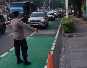 Aiptu Ali Imran Mengatur Padat Kendaraan dan Pemantauan Sekitar Jl. Menteng Raya