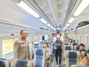 Antisipasi Tindak Kriminalitas, Aipda Eko Lakukan Pengecekan dan Patroli ke Gerbong Kereta di Stasiun Gambir