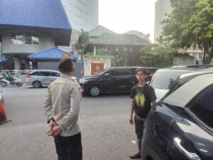 Anggota Patroli Motor Polsek Metro Menteng Aipda M. Herlin Melaksanakan Kegiatan Sambang Dan Patroli Dialogis Menteng Jakarta Pusat.
