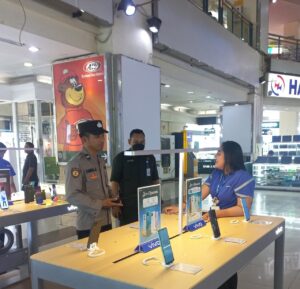 Anggota Polsubsektor Roxy Sambang Pusat Pertokoan Berikan Himbauan Kamtibmas