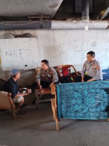 Anggota Patroli Kota Polsek Metro Menteng Aipda H. M Adhy dan Bripka Aris wibowo Melaksanakan Kegiatan Sambang Dan Patroli Dialogis Menteng Jakarta Pusat.