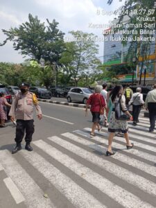 Ciptakan Rasa Aman, Anggota Polsubsektor Petojo Laksanakan Pengamanan Ibadah Gereja Minggu Pagi