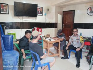 Bhabinkamtibmas Kelurahan Kampung Rawa Sambang Dialogis ke Pos RW 04 Bahas Kamtibmas