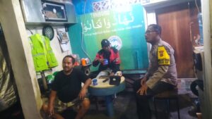 Sambang Wilayah Bhabinkamtibmas Kelurahan Johar Baru Sampaikan Pesan Kamtibmas kepada Ketua RT dan Warga