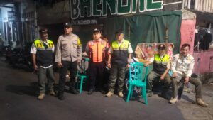 Patroli Strong Points Bhabinkamtibmas Bersama Satpol. PP dan Dishub Pemantauan Antisipasi Gangguan Kamtibmas Tawuran Warga