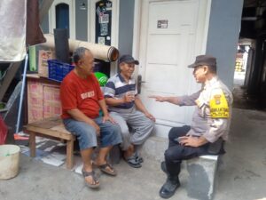 Patroli Wilayah Bhabinkamtibmas Kelurahan Galur Sambang Dialogis Sampaikan Pesan Kamtibmas kepada Ketua RT dan Warga