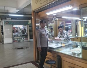 Patroli Dialogis dan Sambang Bhabinkamtibmas Johar Baru Berikan Imbauan kepada Pemilik Toko Emas