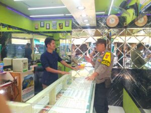 Sambang Dialogis Bhabinkamtibmas Galur Kunjungi dan Berikan Imbauan kepada Karyawan Toko Emas