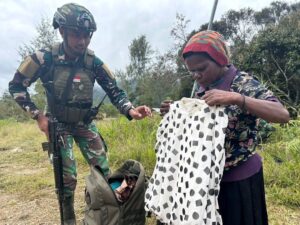 Satgas Yonif 509 Kostrad Laksanakan Patroli Keamanan Sambil Bagikan Baju Untuk Mama-Mama Papua di Kampung Holomama