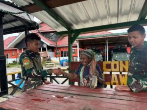 Satgas Yonif 509 Kostrad Berikan Bantuan Bahan Pokok Kepada Mama Papua Di Titik Kuat Mamba