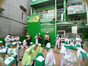 Kanit Lantas Polsek Kawasan Kalibaru Polres Pelabuhan Tanjung Priok, AKP Hery Yuliantoro, S.H. menjadi pembina upacara